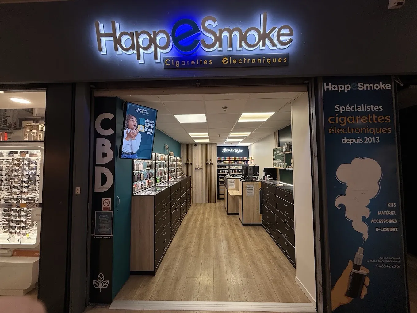 Vitrine du magasin HappeSmoke Aubagne
